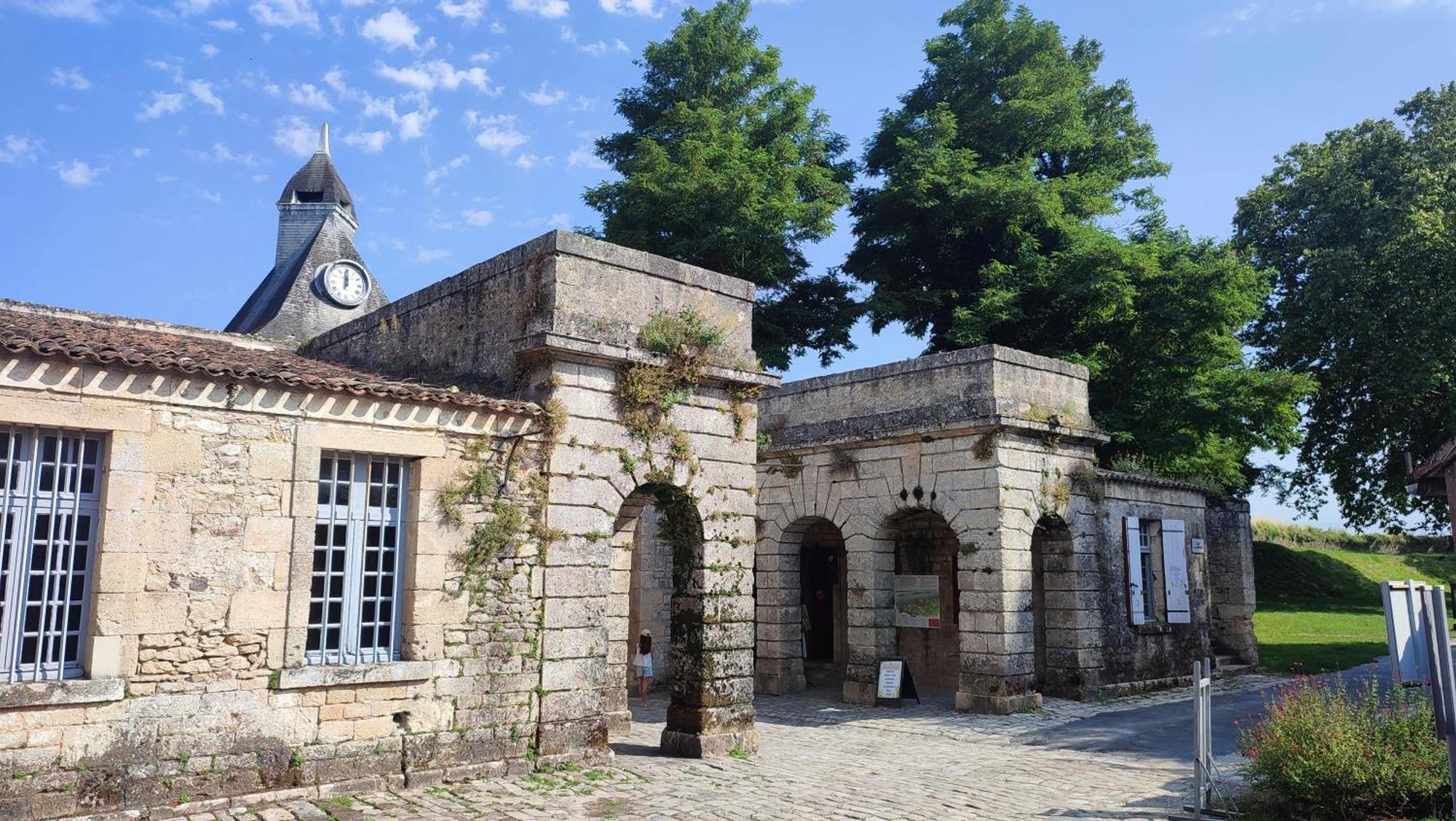 Maison Charmeilles - Gite Touristique - Coliving Fronsac  Exterior photo